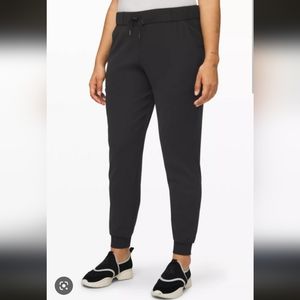 Lululemon on the fly jogger size 8